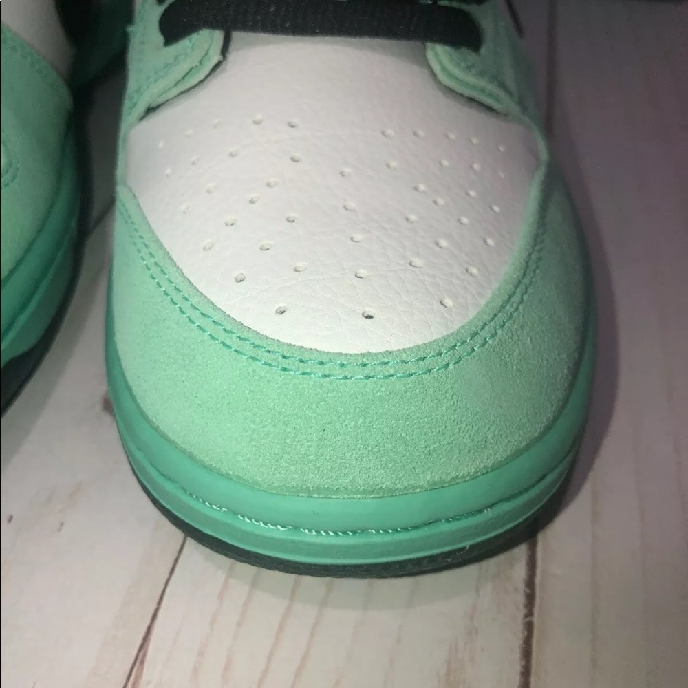 🔴SOLD🔴NWT NIKE DUNK LOW SB ISHOD WAIR Green Glow - Picture 6 of 8
